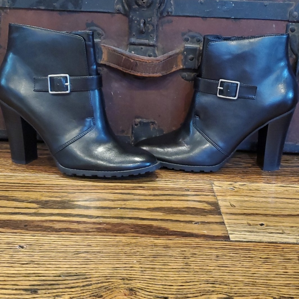 American Eagle Jalissa black ankle boots in a size  9.5M